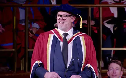 image of Greg Davies awarded honorary doctorate by 廨̳